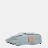Borsa shopper realizzata con materiali riciclati e trapuntati in blu