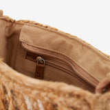Raffia Schultertasche mit Streifen in Braun.