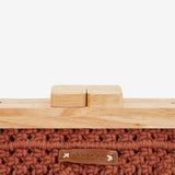 Tasche aus Terrakotta-Macramé.