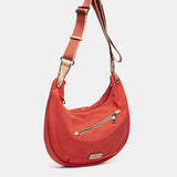 Umhängetasche aus rotem Stoff