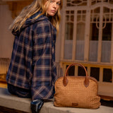 Geflochtene Cognac-Handtasche.