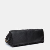 Schwarze gesteppte Handtasche.
