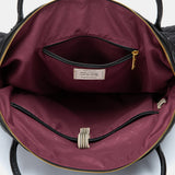 Schwarze gesteppte Handtasche.