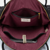 Schwarze gesteppte Handtasche.