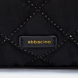 Schwarze gesteppte Handtasche.