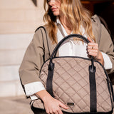 Gesteppte Handtasche in Taupe.