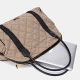 Gesteppte Handtasche in Taupe.
