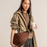 Borsa a spalla imbottita marrone.