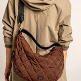Borsa a spalla imbottita marrone.