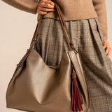 Borsa a tracolla con nappina ocra.
