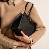 Schwarze Handtasche.