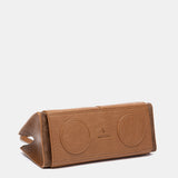 Cognacfarbene Handtasche.