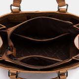 Cognacfarbene Handtasche.