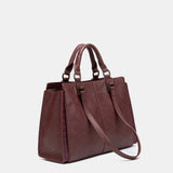 Bordeauxfarbene Handtasche.
