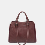Bordeauxfarbene Handtasche.