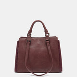 Bordeauxfarbene Handtasche.