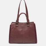 Bordeauxfarbene Handtasche.