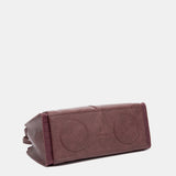 Bordeauxfarbene Handtasche.