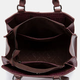 Bordeauxfarbene Handtasche.