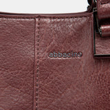 Bordeauxfarbene Handtasche.