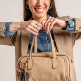 Handtasche aus recycelten Materialien in Beige.