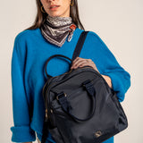 Zaino blu in materiali riciclati.