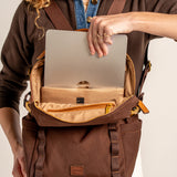 Zaino in materiali riciclati marrone.
