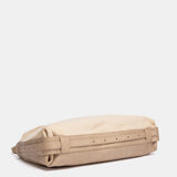Bolso de hombro con borla beige