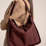 Bolso de hombro en materiales reciclados burdeos