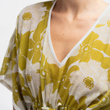 Caftán de algodón con estampado floral en blanco y verde