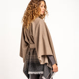 Poncho con lazada en marrón