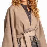 Poncho con lazada en marrón