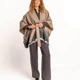 Poncho con lazada en marrón