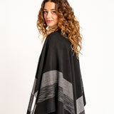 Poncho estampado a rayas negro