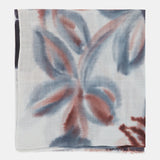 Wollschal mit grauem Blumenmuster.