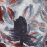 Wollschal mit grauem Blumenmuster.