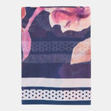 Foulard di seta con stampa floreale blu.