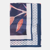 Foulard di seta con stampa floreale blu.