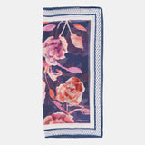 Foulard di seta con stampa floreale blu.