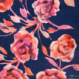 Foulard di seta con stampa floreale blu.