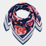 Foulard di seta con stampa floreale blu.