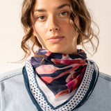 Seidene Bandana mit blauem Blumenmuster.
