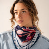 Seidene Bandana mit blauem Blumenmuster.