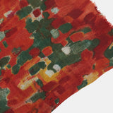 Wollschal mit abstraktem Terrakotta-Print.
