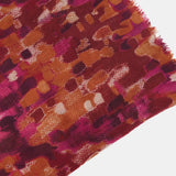 Wollhalstuch mit abstraktem Bordeaux-Muster.