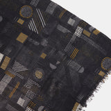 Pañuelo de lana con estampado geométrico negro