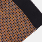 Viskoseschal mit schwarzem geometrischem Muster.