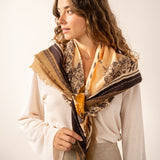 Großes Bandana mit Paisley-Muster in Bernstein.