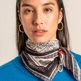 Bandana de seda con estampado paisley en blanco y negro