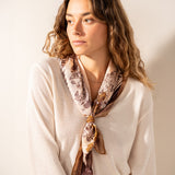 Seidene Bandana mit Paisley-Muster in Bernstein.